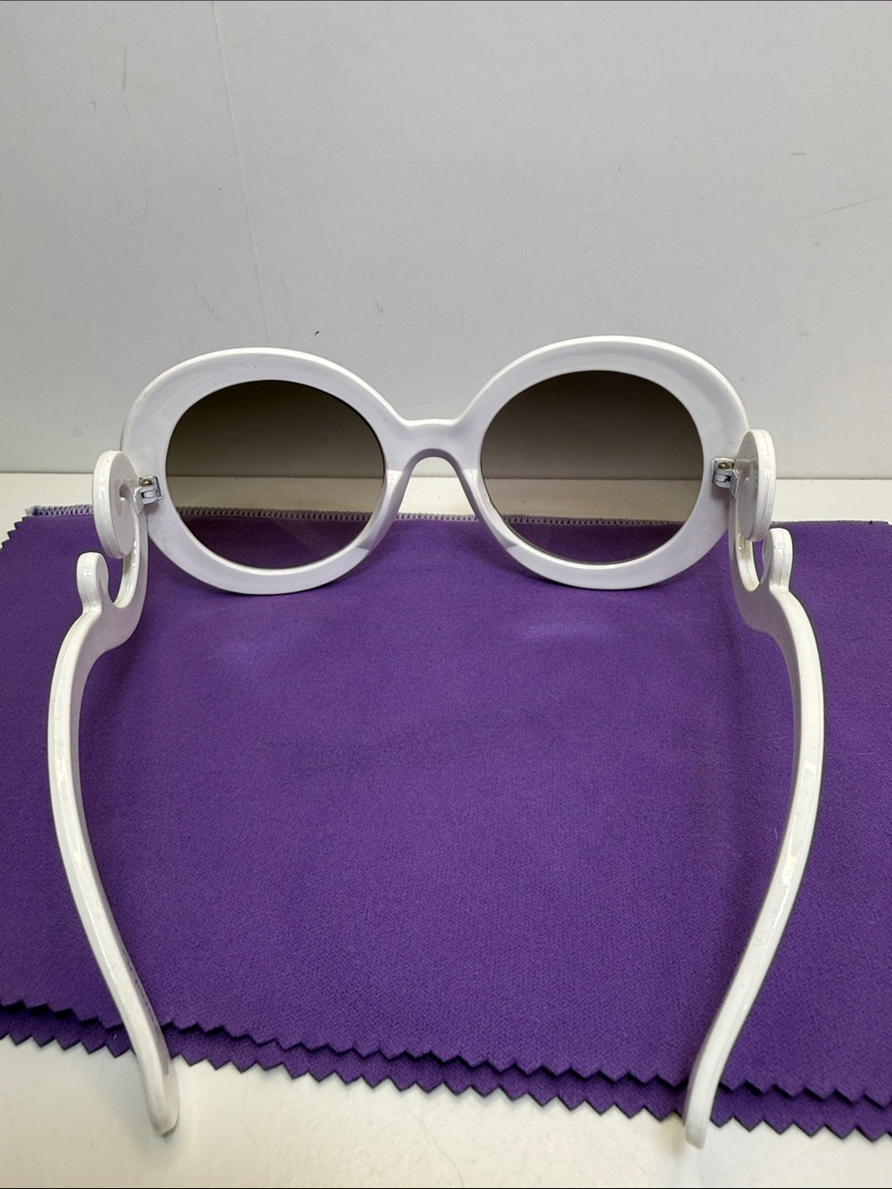 White Round Frame Women's Sunglasses with Swirl Temples - Picture 3 of 8
